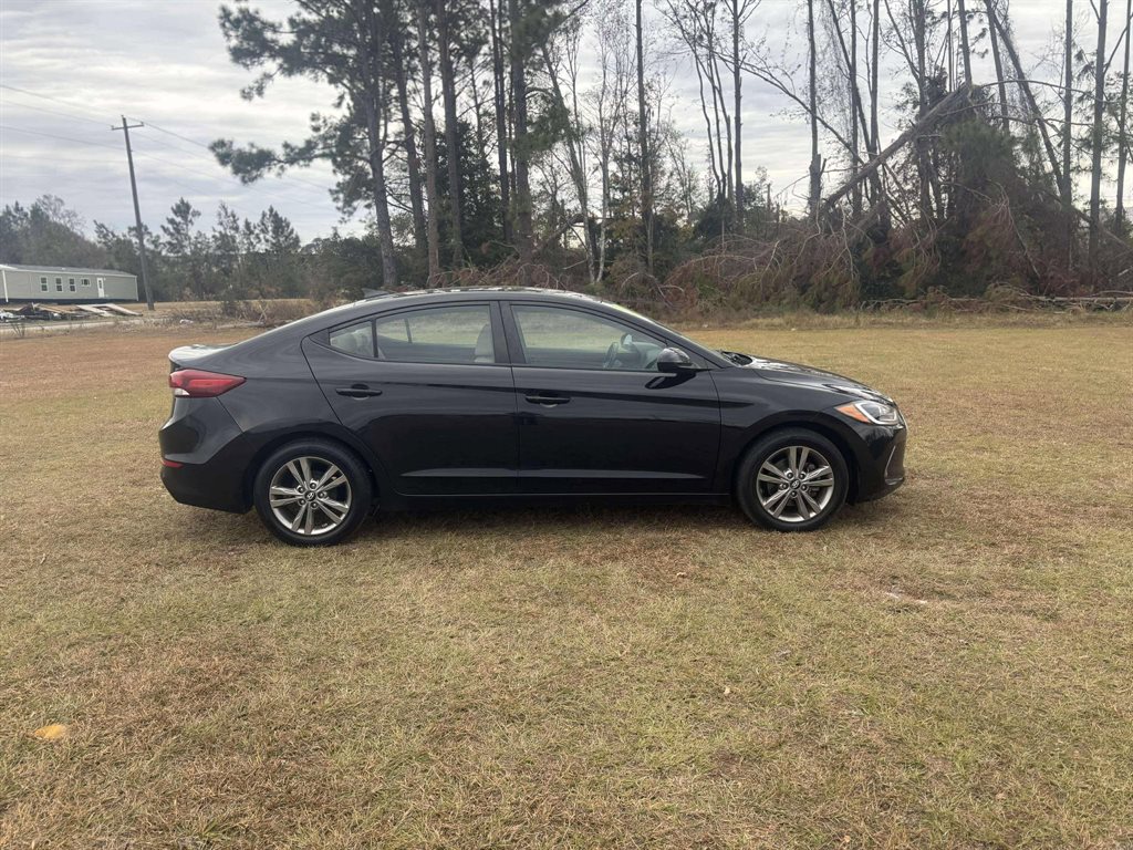 Hyundai Elantra's photo