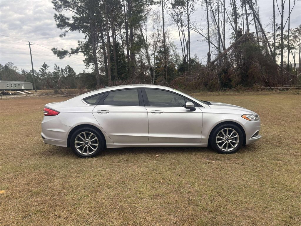 2017 Ford Fusion SE photo 3