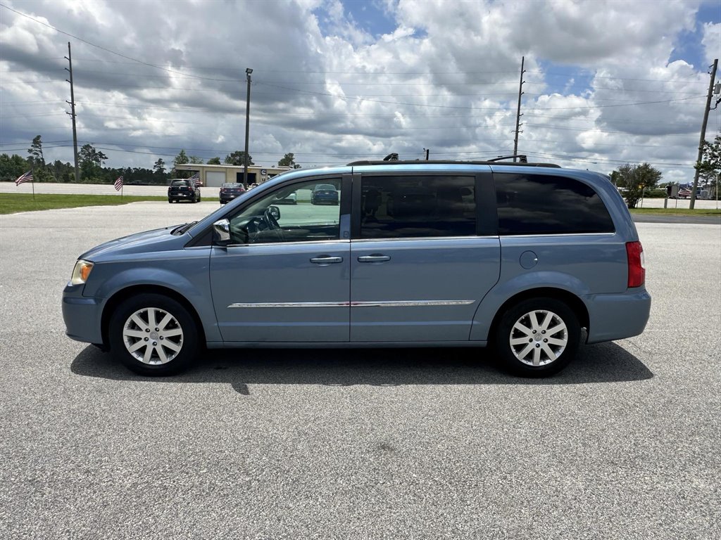 2011 Chrysler Town & Country Touring-L's photo