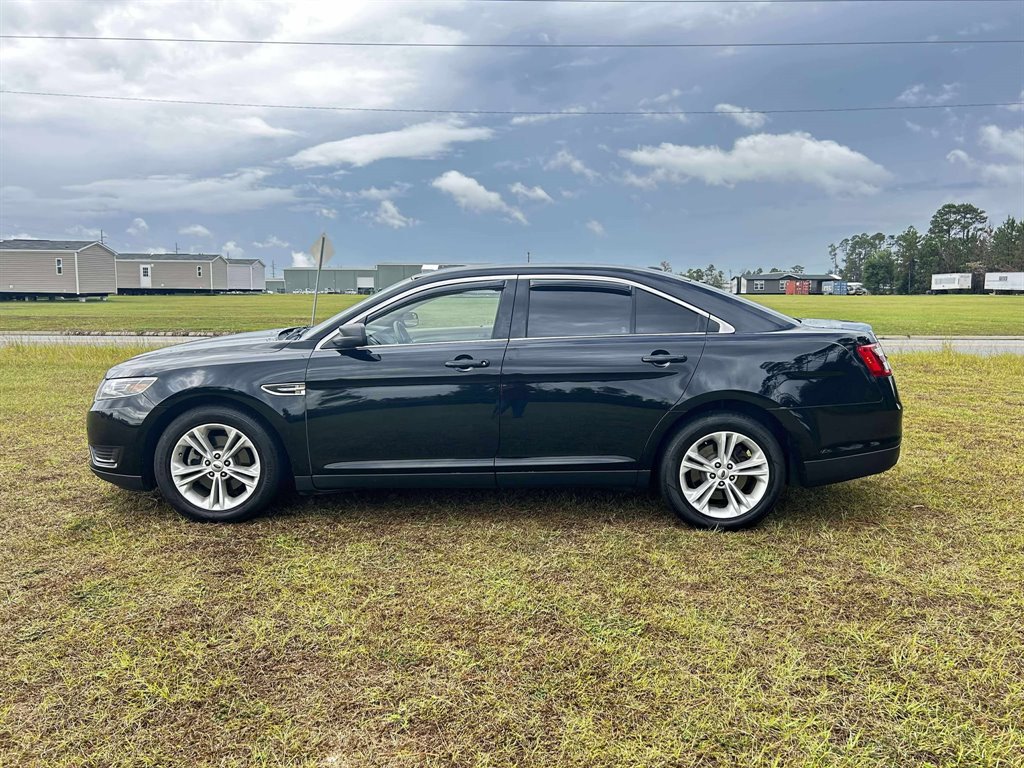2018 Ford Taurus SE's photo