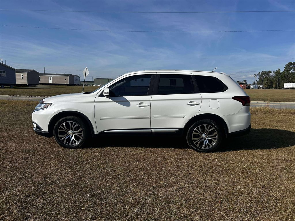 2016 Mitsubishi Outlander SE's photo